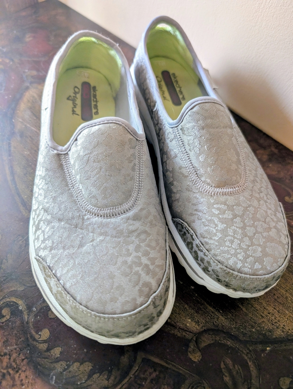 Skechers Slip-On GO EALK Sneakers in Leopard Light Gray/SILVER 8.5